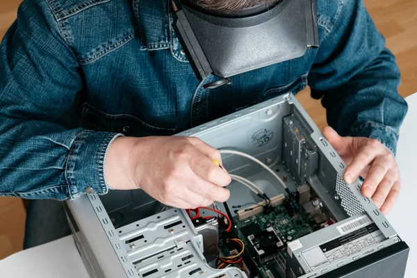 Serviço Reparação Computador Pessoal Técnico Profissional Com Lupa Chave Fenda — Fotografia de Stock