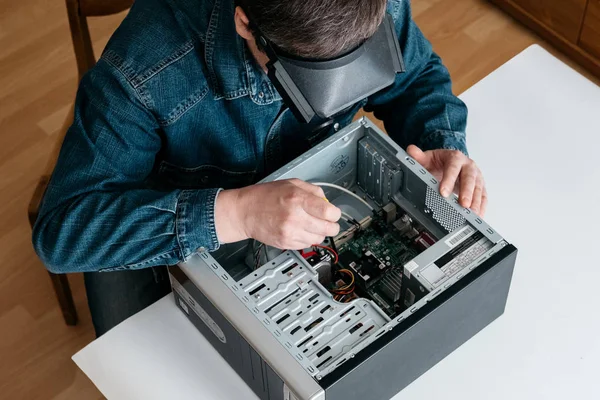 Serviço Reparação Computador Pessoal Técnico Profissional Com Lupa Chave Fenda — Fotografia de Stock