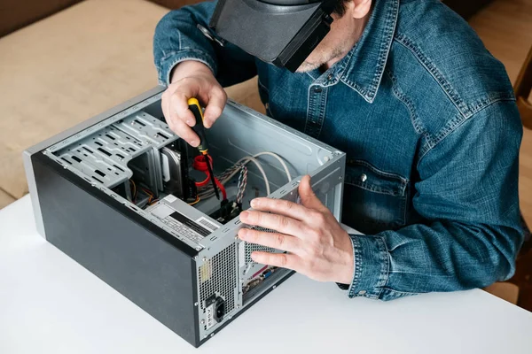 Tecnico Sta Smontando Personal Computer Ingegnere Sta Diagnosticando Riparando Rotto — Foto Stock