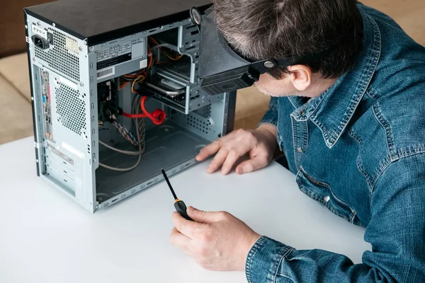 Tecnico Sta Smontando Personal Computer Ingegnere Sta Diagnosticando Riparando Rotto — Foto Stock