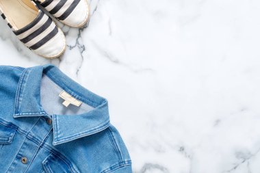 Sınır çerçeve çizgili sandalet ve kot ceket mermer zemin üzerine. Trendy düz yatıyordu kompozisyon, rahat giyim güzellik moda blogger, moda bayan, KAV kız. Görünümünün, ek yükü üst.