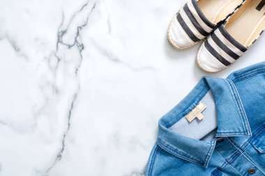 Sınır çerçeve çizgili sandalet ve kot ceket mermer zemin üzerine. Trendy düz yatıyordu kompozisyon, rahat giyim güzellik moda blogger, moda bayan, KAV kız. Görünümünün, ek yükü üst.