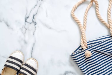 Sınır çerçeve çizgili sandalet ve mermer zemin üzerine yaz çanta. Düz yatıyordu kompozisyon, görünüm yukarıda. Yaz tatili, tatil, deniz resort, yolculuk kavramı