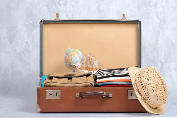 Plné Cestovní Kufr Šedém Pozadí Otevřeného Případu Cestovní Oblečení Doplňky — Stock fotografie