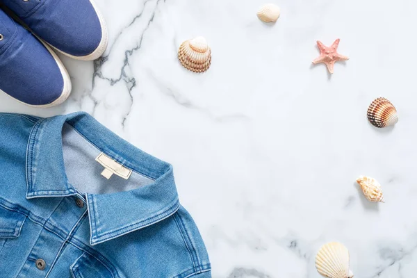 Kant Stomme Blå Sneakers Denim Jeansjacka Snäckskal Marmor Bakgrund Trendiga — Stockfoto