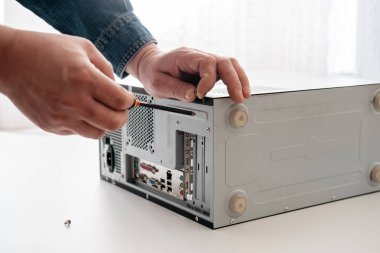 Teknisyen sökmeye bilgisayar sorunlarını tanılama ve onarım için bir tornavida ile