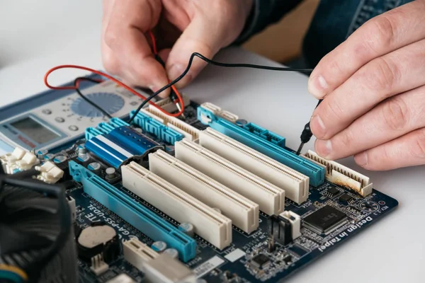 Techniker Der Spannungsmesser Zur Spannungsmessung Computer Mainboard Einsetzt Das Konzept — Stockfoto