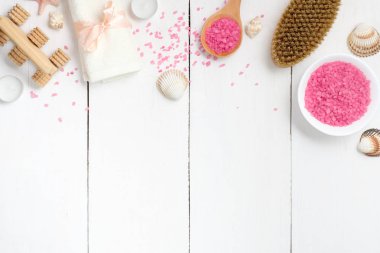 Çerçeve pembe banyo tuzu, havlu, spa fırça, ahşap masa üzerinde masaj. Spa Salonu, vücut bakım kavramı, düz yatıyordu, en iyi görünüm, ek yükü için kopya alanı ile banner mockup