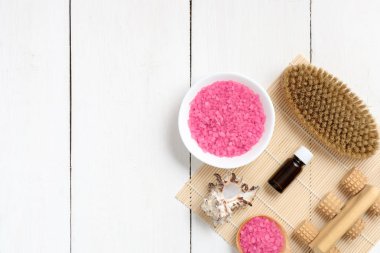 Gül banyo tuzu ve ahşap masa üzeri yağlıboya ile Spa fer'î. Spa Salonu, vücut bakım kavramı, düz yatıyordu, en iyi görünüm, ek yükü için kopya alanı ile banner mockup