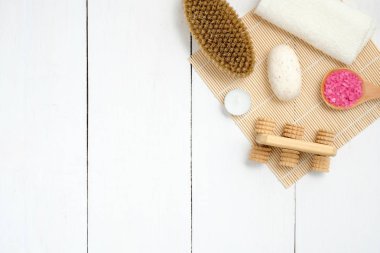 Gül banyo tuzu ve ahşap masa üzeri yağlıboya ile Spa fer'î. Spa Salonu, vücut bakım kavramı, düz yatıyordu, en iyi görünüm, ek yükü için kopya alanı ile banner mockup