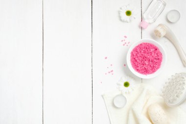 Deniz tuzu ile ayarlama kase, havlu, Masaj aracı, spa papatya çiçekler, mumlar woode arka plan üzerinde en iyi görünümü. Sağlık bakım donanımları ev vücut bakımı, düz için yatıyordu. Selülit ilaçları kavramı.