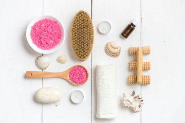 Beyaz ahşap zemin üzerinde banyo aksesuarları ile düz yatıyordu kompozisyon.