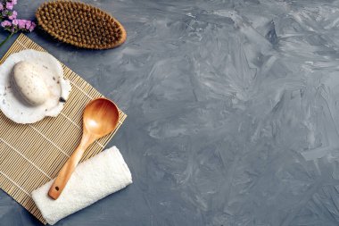 Anti selülit masaj aksesuarları ve spa güzellik kozmetik ürünleri Yukarıdaki gri taş zemin üzerine. Düz yatıyordu, en iyi görünüm, Tepegöz, metniniz için kopya alanı