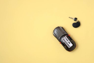 Carsharing kavramı. Oyuncak araba, metin işareti 