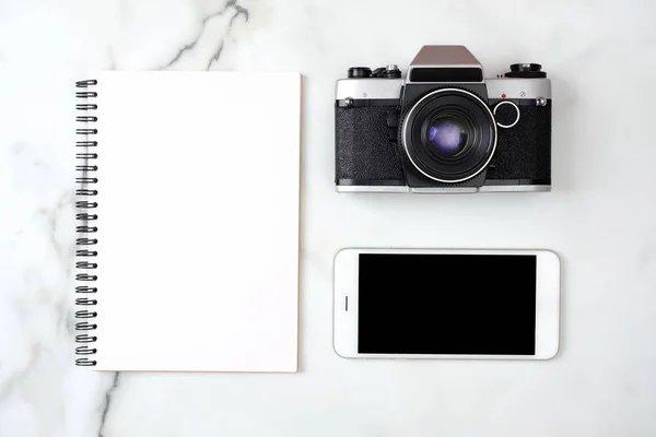 Acessórios para blogueiros de beleza. Câmera fotográfica vintage, smartphone e notebook sobre fundo de mármore. Vista superior, composição plana, sobrecarga. Espaço de trabalho do Home Office. Moda feminina . — Fotografia de Stock