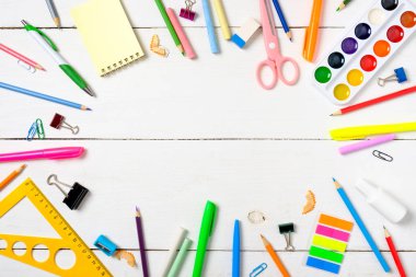 Okul konseptine geri dönersek, boş beyaz ahşap masa üzerinde çizim çocuklar öğretmek için renkli kırtasiye malzemeleri. Yaratıcı eğitim ayarı, düz döşeme kompozisyon, üst görünüm, kopyalama alanı. Çocuk masası üst görünümü.