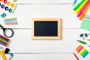 Okul konseptine geri dönersek, boş beyaz ahşap masa üzerinde çizim çocuklar öğretmek için renkli kırtasiye malzemeleri. Yaratıcı eğitim ayarı, düz döşeme kompozisyon, üst görünüm, kopyalama alanı. Çocuk masası üst görünümü.