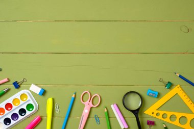 Eğitim, eğitim ve okul kavramına geri. Metniniz için kopya alanı ile ahşap arka plan üzerinde kırtasiye yapılmış alt sınır çerçevesi. Çocuk masası üst görünümü, düz döşeme tarzı.