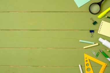 Eğitim, eğitim ve okul kavramına geri. Metin için kopya alanı ile ahşap arka plan üzerinde kırtasiye yapılmış kenarlık çerçevesi. Çocuk masası üst görünümü, düz döşeme tarzı.