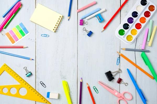 Fournitures scolaires papeterie, crayons de couleur, peintures, papier sur table en bois bleu pastel, concept de fond de retour à l'école avec espace de copie gratuit pour le texte, enseignement primaire moderne. Bureau pour enfants vue de dessus . — Photo