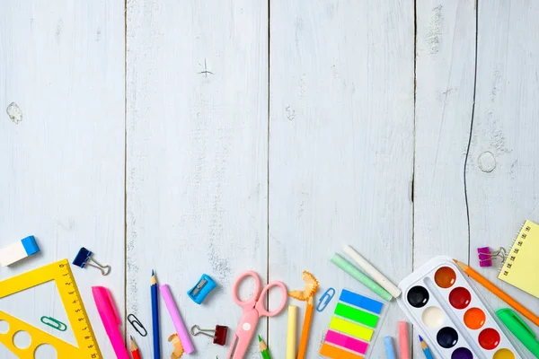 Zurück zum Schulkonzept, Rahmen aus buntem Papeterie-Material für den Unterricht auf einem leeren weißen Holztisch. kreative Bildungsumgebung, Ansicht von Kinderschreibtisch, flache Lage, Kopierraum — Stockfoto