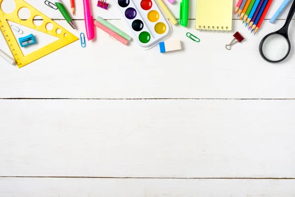 Concept de retour à l'école, fournitures de papeterie colorées pour enseigner aux enfants à dessiner sur un bureau en bois blanc vide. Cadre éducatif créatif, composition plate, vue de dessus, espace de copie. Bureau pour enfants vue de dessus . — Photo