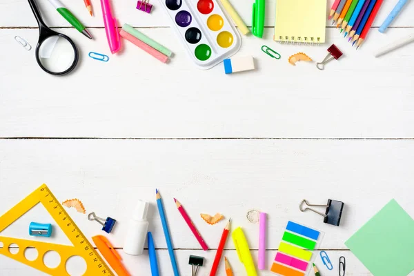 Concept de retour à l'école, cadre de bordure de fournitures de papeterie colorées pour enseigner aux enfants à dessiner sur un bureau en bois blanc vide. Cadre éducatif créatif, vue de dessus du bureau pour enfants, plan plat, espace de copie — Photo