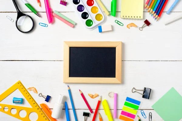 Concept de retour à l'école, fournitures de papeterie colorées pour enseigner aux enfants à dessiner sur un bureau en bois blanc vide. Cadre éducatif créatif, composition plate, vue de dessus, espace de copie. Bureau pour enfants vue de dessus . — Photo