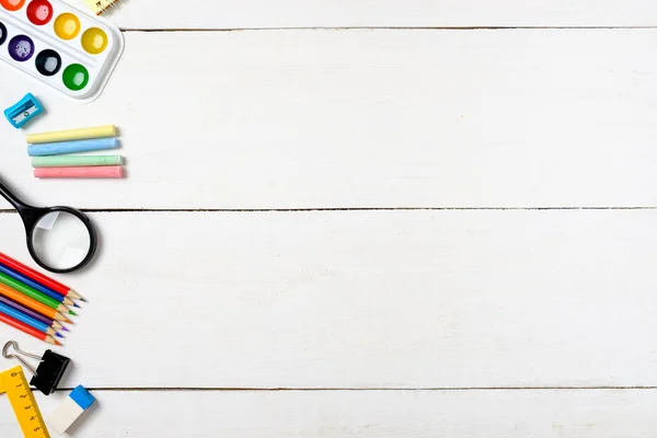 Concept de retour à l'école, fournitures de papeterie colorées pour enseigner aux enfants à dessiner sur un bureau en bois blanc vide. Cadre éducatif créatif, composition plate, vue de dessus, espace de copie. Bureau pour enfants vue de dessus . — Photo