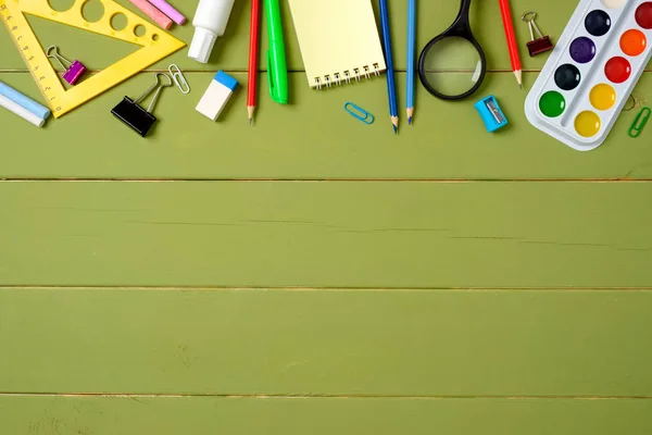 Éducation, études et concept de retour à l'école. Cadre de bordure supérieure en papeterie sur fond bois avec espace de copie pour votre texte. Bureau pour enfants vue sur le dessus, style plat . — Photo