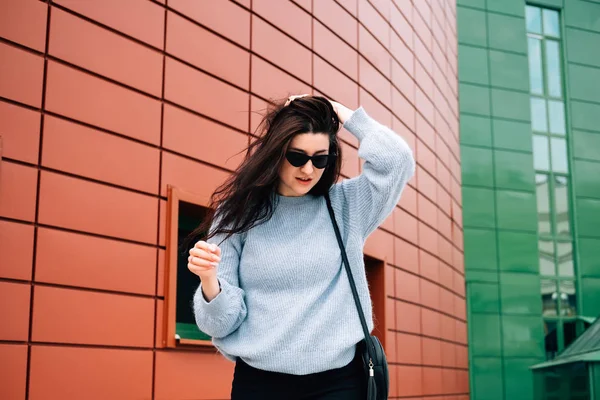 Conceito de estilo urbano. Close up retrato de menina adolescente na moda em óculos de sol posando na rua da cidade no verão. Glamour jovem mulher vestindo roupas elegantes . — Fotografia de Stock