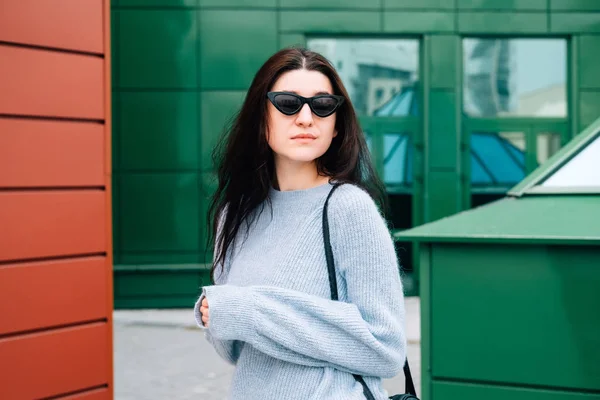 Conceito de estilo urbano. Close up retrato de menina adolescente na moda em óculos de sol posando na rua da cidade no verão. Glamour jovem mulher vestindo roupas elegantes . — Fotografia de Stock