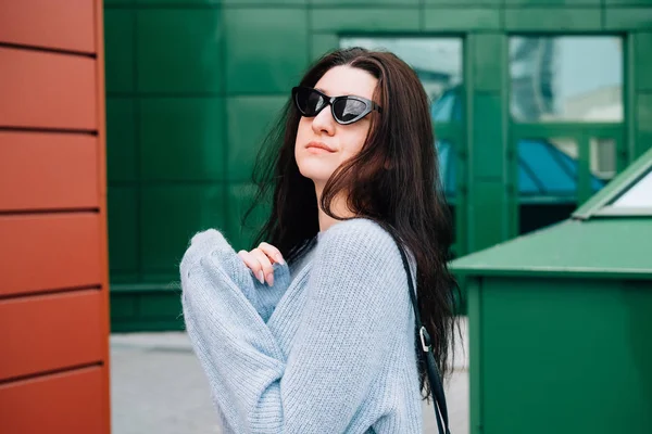 Stedelijk stijl concept. Close-up portret van modieuze tiener meisje in zonnebril poseren op City Street in de zomer. Glamour jonge vrouw het dragen van stijlvolle kleding. — Stockfoto