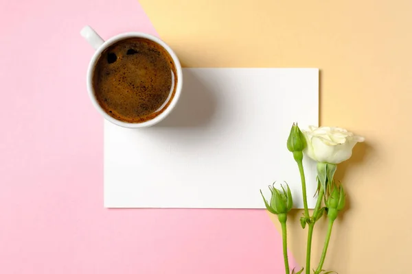 Пустая бумажная карточка с копировальным пространством, чашкой кофе и цветами белых роз на красочном фоне. Понятие любви, нежности, утреннего завтрака, свиданий, свежести. Женский стол. Креативный минимальный дизайн . — стоковое фото