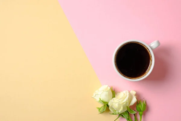 Кружка кофе и букет цветов роз на пастельном фоне. Вид сверху, перегрев. Плоская композиция, творческая компоновка. Концепция любви, нежности, утренний завтрак, знакомства, свежесть . — стоковое фото