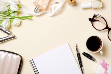 Düz yatıyordu kadınsı aksesuarlar, parfüm şişesi, beyaz gül çiçekler, kahve fincanı, gözlük. Üst görünüm güzellik blogger masası Çerçeve kadın şeyler, giysi ve kozmetik yapılmış. Moda blog afiş.