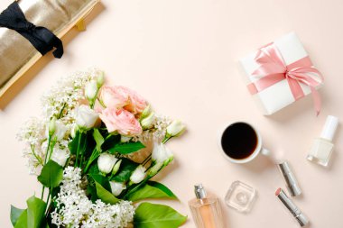 Gül ler çiçek buketi, kadın aksesuarları, kozmetik, hediye kutusu ile Kadın çalışma alanı. Düz yatıyordu kadın ofis masası. Üst görünüm kadınsı arka plan