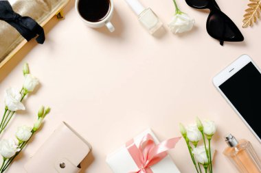 Düz yatıyordu, pembe arka plan üzerinde moda şeyler ile üst görünüm kadınsı masa. Güzellik blogger ev ofis, kadın çalışma alanı moda kadın aksesuarları. Telefon çerçevesi, kahve, çiçek, güneş gözlüğü, kozmetik