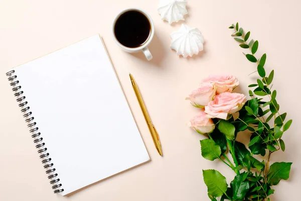 Плоская лежала, вид сверху дневник девочек, чашка кофе и цветы на розовом фоне. Рабочее место женского стола, стол домашнего офиса . — стоковое фото