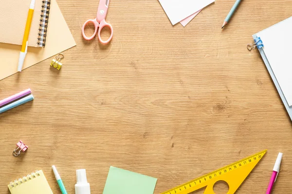 Appartamento laici cancelleria scolastica su uno sfondo di legno. Concetto di ritorno a scuola, layout creativo. Vista dall'alto, sopraelevata . — Foto Stock