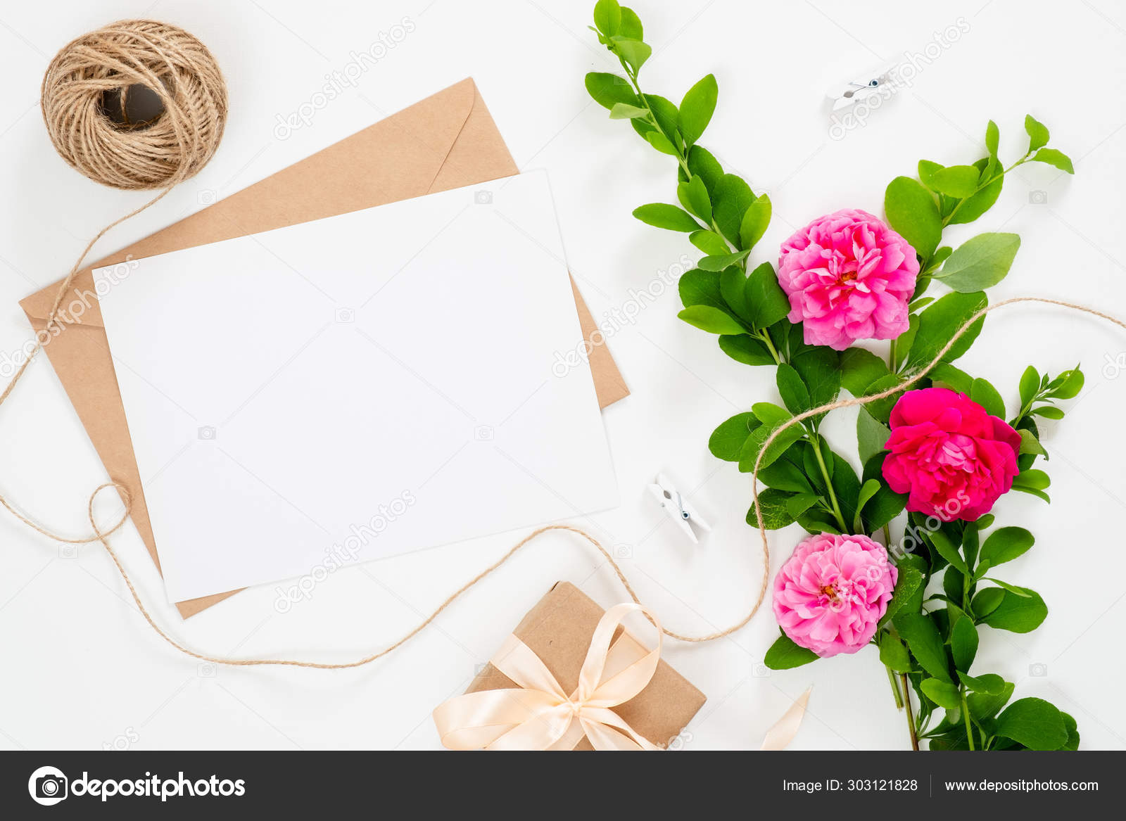 Carte d'invitation de mariage, carte papier vierge, enveloppe artisanale,  ruban et bouquet de fleurs roses