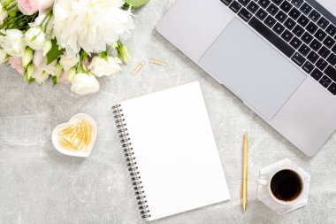 Dizüstü bilgisayar, günlük, çiçekler, beton taş arka plan üzerinde altın kırtasiye ile kadınsı çalışma alanı. Düz döşeme, üst görünüm ofis masa masası