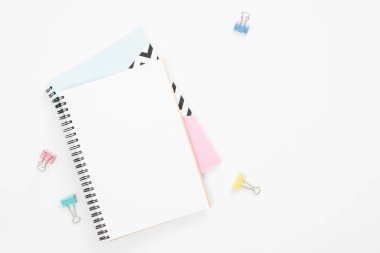 Ev ofis masasının düz yatıyordu. Pastel pembe dizüstü bilgisayar ve beyaz arka plan üzerine süslemeleri ile çalışma alanı. Düz yatıyordu, üstten bak. Kadın ev ofis masası.