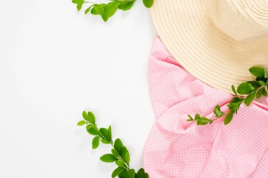 Beyaz arka plan üzerinde hasır şapka, pembe bez ve böğürtlen dalı ile minimal kompozisyon. Düz yatıyordu, üstten bak. Yaz tatili konsepti.