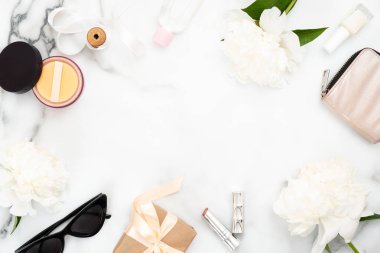 Beyaz şakayık çiçekler, kadınsı kozmetik ve mermer arka plan aksesuarları üst görünüm çerçevesi. Metin için kopya alanı ile minimal düz döşeme stil kompozisyon, güzellik veya moda blog kahraman afiş şablonu.