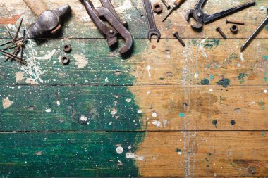 Renkli ahşap arka plan üzerinde vintage marangozluk araçları Düz yatıyordu. Marangoz farklı araçları ile üst görünüm tezgah. Diy, ahşap işçiliği, işçilik ve el işi konsepti