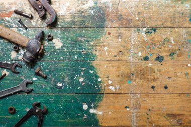 Renkli ahşap arka plan üzerinde vintage marangozluk araçları Düz yatıyordu. Marangoz farklı araçları ile üst görünüm tezgah. Diy, ahşap işçiliği, işçilik ve el işi konsepti