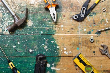 Renkli ahşap arka plan üzerinde vintage marangozluk araçları Düz yatıyordu. Marangoz farklı araçları ile üst görünüm tezgah. Diy, ahşap işçiliği, işçilik ve el işi konsepti