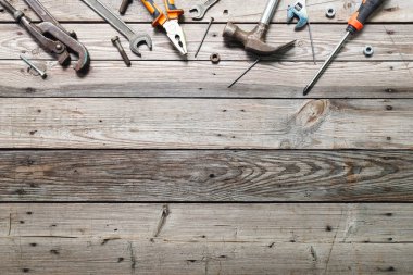 Kaba ahşap arka plan üzerinde vintage marangozluk araçları ile Düz yatıyordu kompozisyon. Marangoz farklı araçları ile üst görünüm tezgah. Ahşap işçiliği, işçilik ve el işi konsepti.