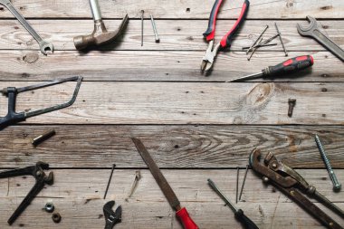 Kaba ahşap arka plan üzerinde vintage marangozluk araçları ile Düz yatıyordu kompozisyon. Marangoz farklı araçları ile üst görünüm tezgah. Ahşap işçiliği, işçilik ve el işi konsepti.